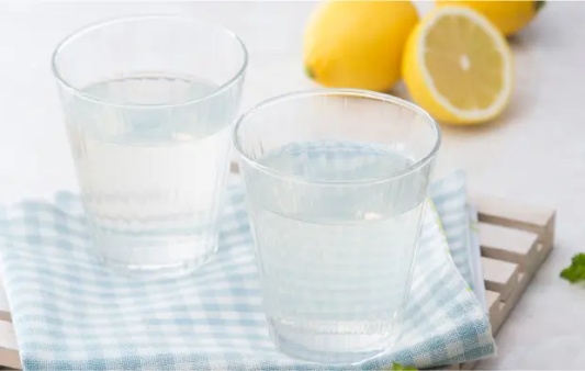 レモン水の画像