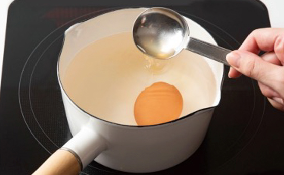 卵をゆでる水にレモン果汁を添加