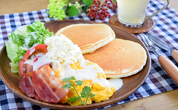 カッテージチーズ＆ベーコンエッグパンケーキ  豆乳レモンソース添え