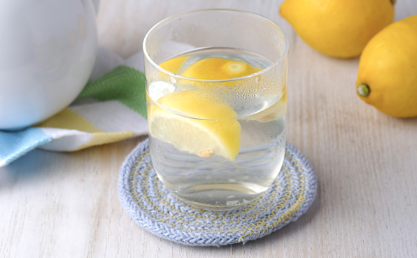 レモン 汁 白湯 レモン白湯の効果5つ＆飲むタイミングやダイエット方法！飲み過ぎの危険性も紹介